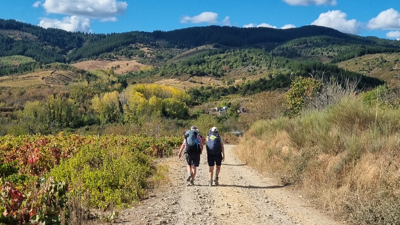 Twee personen lopen de pelgrimstocht naar Santiago de Compostella Twee personen lopen de pelgrimstocht naar Santiago de Compostella