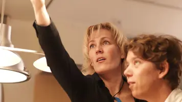 Slechtziende vrouw krijgt lichttraining Slechtziende vrouw krijgt lichttraining