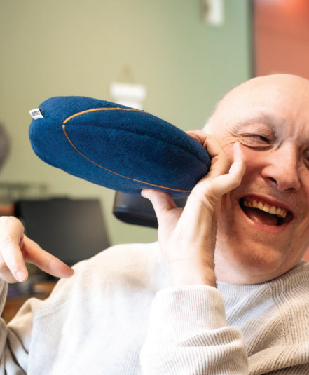 Een cliënt houdt een imnu-kussen tegen zijn gezicht aan. 