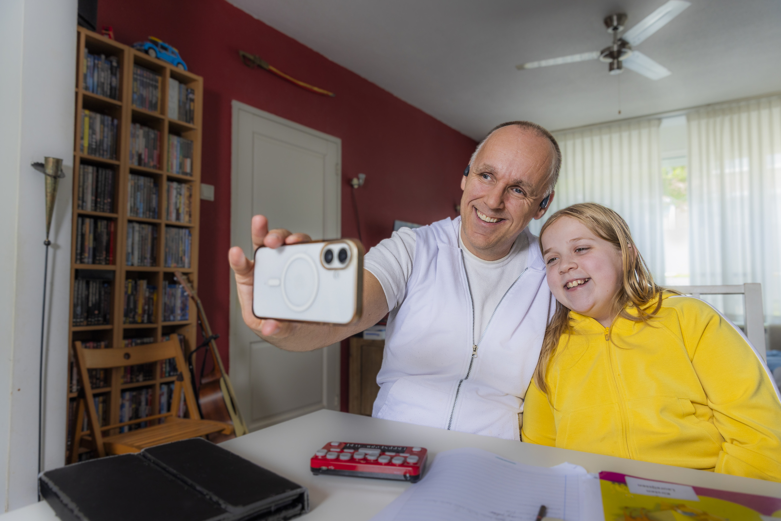 Visio Stefan Vader Dochter Gezin Selfie Technologie Braille Leesregel Smartphone Thuis