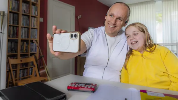 Visio Stefan Vader Dochter Gezin Selfie Technologie Braille Leesregel Smartphone Thuis Visio Stefan Vader Dochter Gezin Selfie Technologie Braille Leesregel Smartphone Thuis