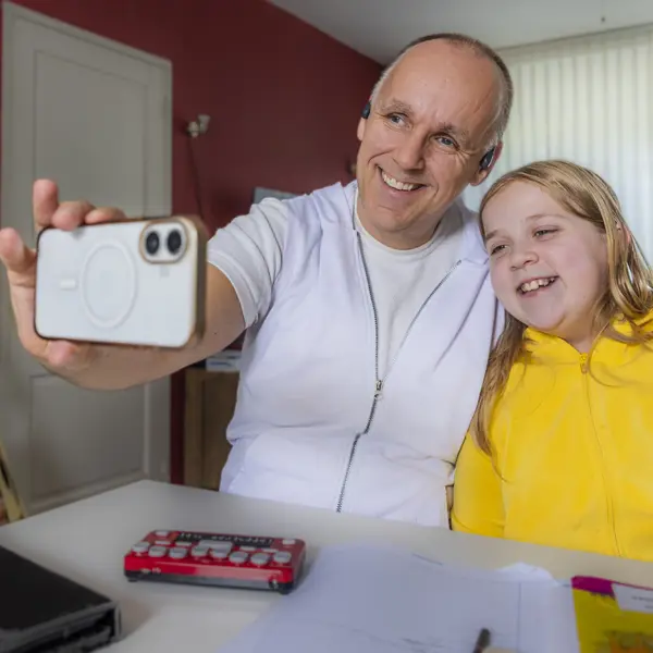 Visio Stefan Vader Dochter Gezin Selfie Technologie Braille Leesregel Smartphone Thuis Visio Stefan Vader Dochter Gezin Selfie Technologie Braille Leesregel Smartphone Thuis