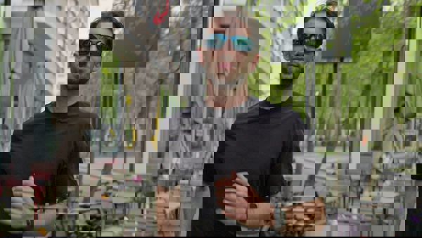 Joost is aan het hardlopen. Hij draagt een zwart sportshirt en een zonnebril. Hij rent richting te camera. Joost is aan het hardlopen. Hij draagt een zwart sportshirt en een zonnebril. Hij rent richting te camera.