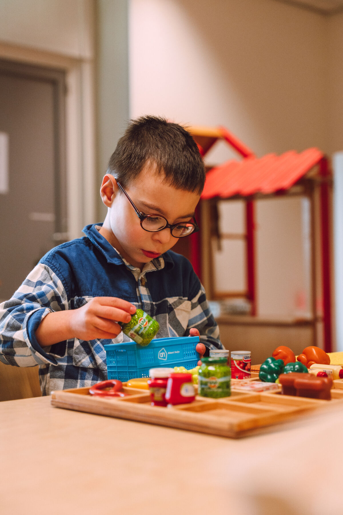 Slechtziend jongetje speelt met speelgoed 