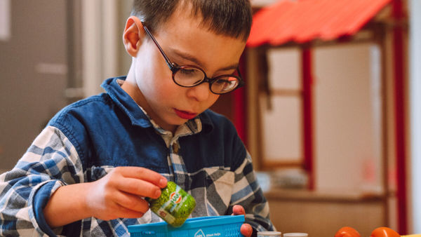 Slechtziend jongetje speelt met speelgoed Slechtziend jongetje speelt met speelgoed