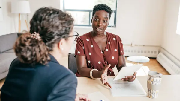 Visio medewerker adviesgesprek kantoor Visio medewerker adviesgesprek kantoor
