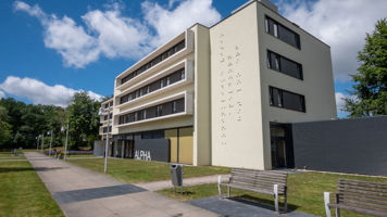 Vooraanzicht van hoofdgebouw Alpha van Visio Het Loof Erf met braille op de gevel Vooraanzicht van hoofdgebouw Alpha van Visio Het Loof Erf met braille op de gevel