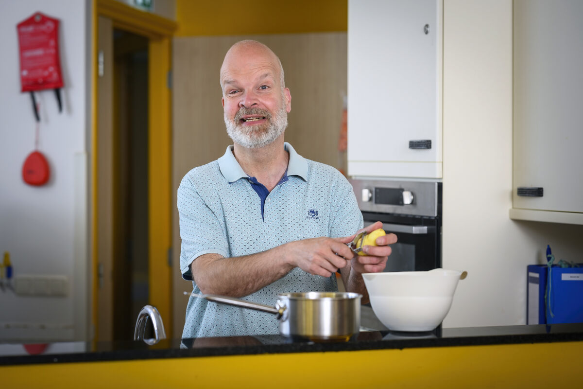 Cliënt scheelt aardappels in een keuken