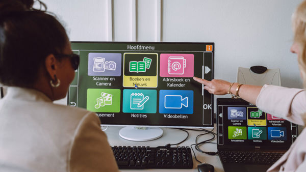 Slechtziende vrouw krijgt computertraining Slechtziende vrouw krijgt computertraining