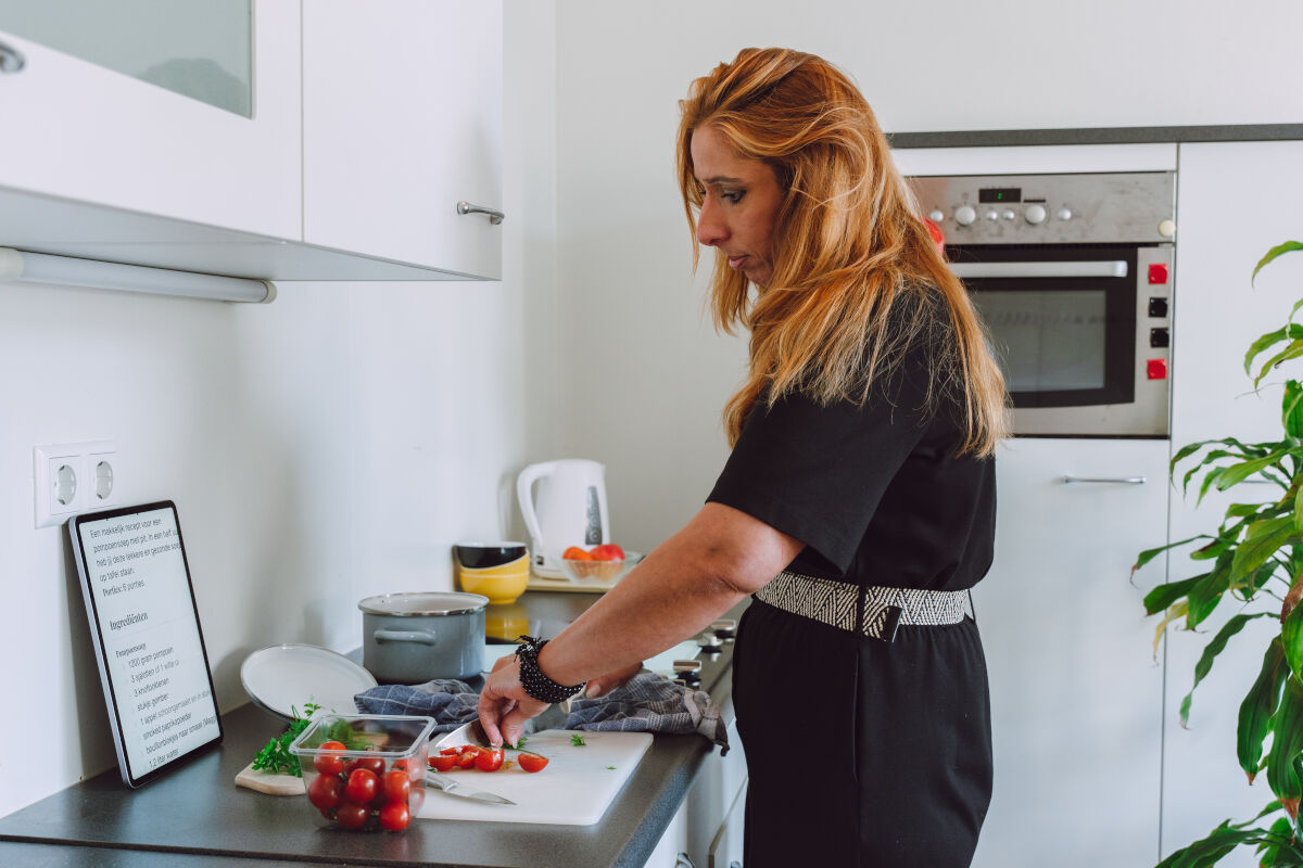 Afbeelding van slechtziende vrouw die aan het koken is