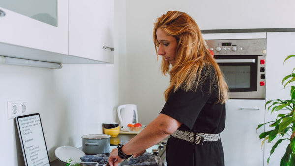 Visio opent nieuwe kookgroep in Nijmegen Afbeelding van slechtziende vrouw die aan het koken is