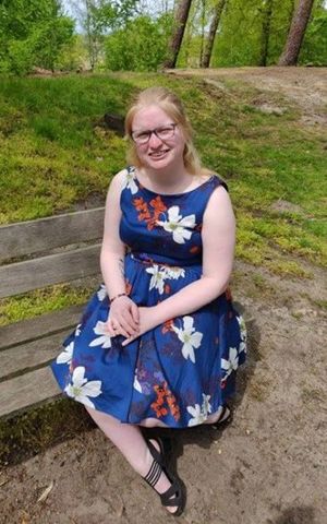 Visio-Het-Loo-Erf-Demi-zit-op-een-bank-in-de-bossen.jpg Visio-Het-Loo-Erf-Demi-zit-op-een-bank-in-de-bossen.jpg