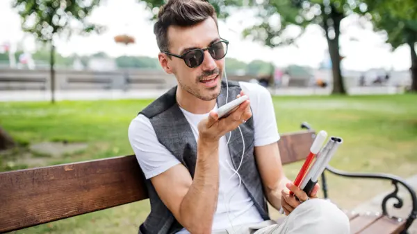 jongeman-met-smartphone-op-bankje-in-park.jpg jongeman-met-smartphone-op-bankje-in-park.jpg