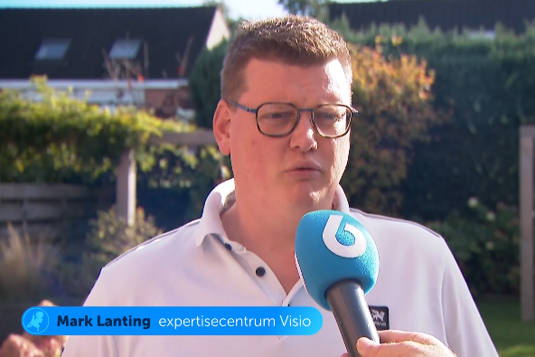 Mark Lanting praat in een microfoon. 