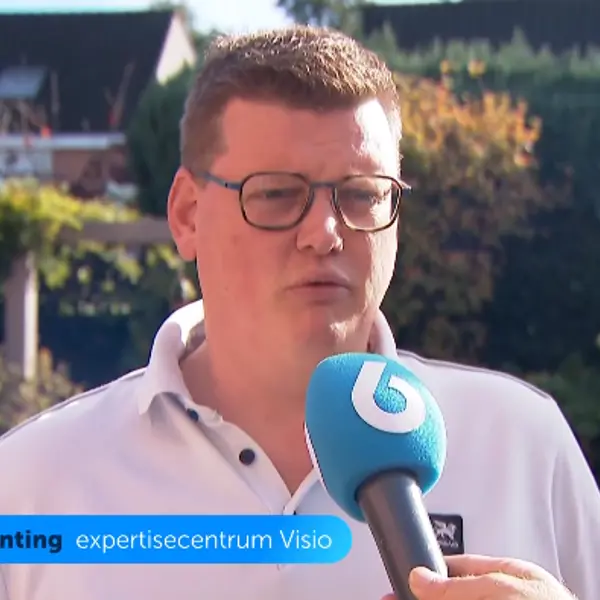 Mark Lanting praat in een microfoon. Mark Lanting praat in een microfoon.