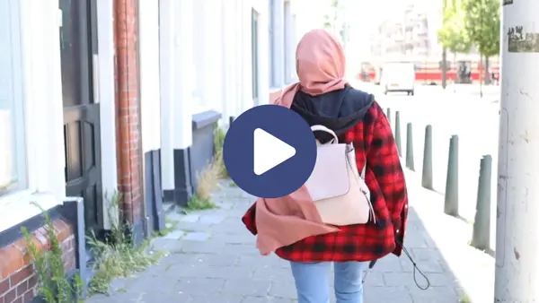 Bekijk de video over Aisha door op de afbeelding te klikken. Bekijk de video over Aisha door op de afbeelding te klikken.