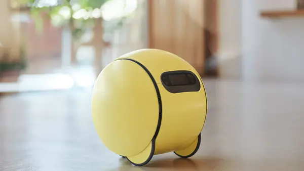Samsung robot Ballie, een klein, rond geel robotje op wielen Samsung robot Ballie, een klein, rond geel robotje op wielen