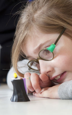 leerlinge-kijkt-naar-mini-figuurtjes leerlinge-kijkt-naar-mini-figuurtjes