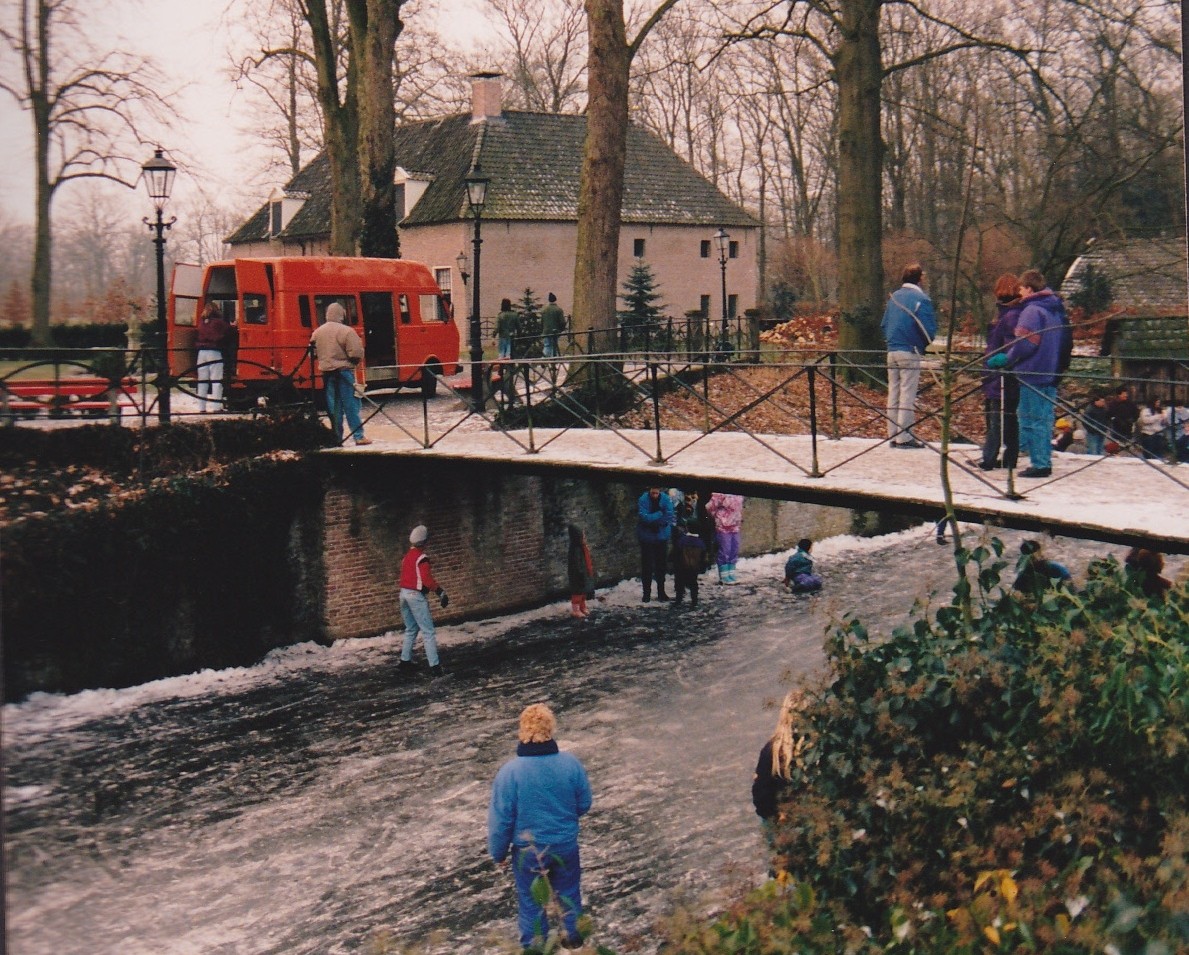 Een groep mensen speelt op het ijs. Een oude foto van Huis Te Echten
