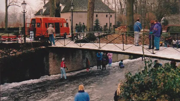 Een groep mensen speelt op het ijs. Een oude foto van Huis Te Echten Een groep mensen speelt op het ijs. Een oude foto van Huis Te Echten