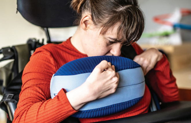 Cliënt houdt het Somnox kussen tegen zich aan geklemd. 