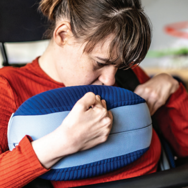 Cliënt houdt het Somnox kussen tegen zich aan geklemd. Cliënt houdt het Somnox kussen tegen zich aan geklemd.