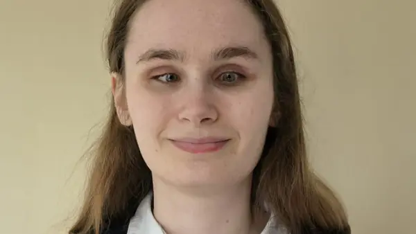 Foto van een lachende Ilona. Foto van een lachende Ilona.