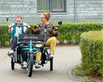 Bewoner en haar moeder gebruiken de duofiets