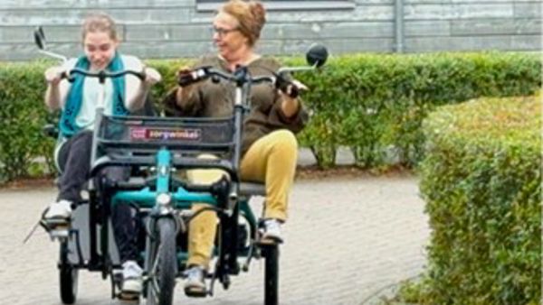 Bewoner en haar moeder gebruiken de duofiets Bewoner en haar moeder gebruiken de duofiets