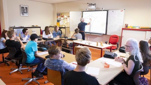 Klas kijkt naar uitleg docent Klas kijkt naar uitleg docent