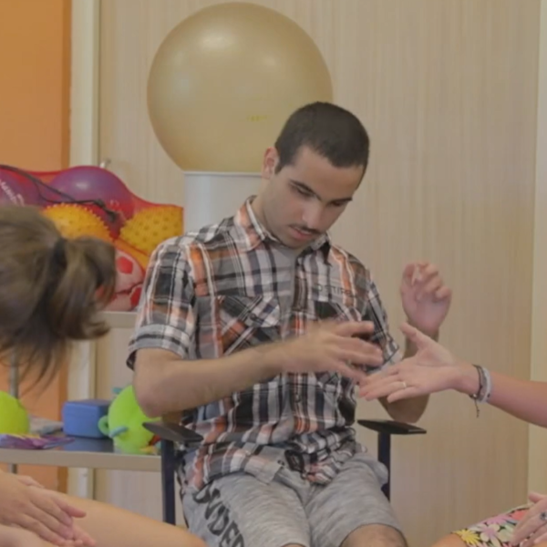 Cliënten en medewerkers zitten in een kleine kring Cliënten en medewerkers zitten in een kleine kring