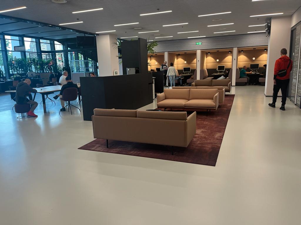 toegankelijke zitruimte, aangegeven door contrast en voelbaar tapijt. 