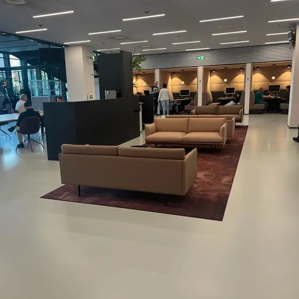 toegankelijke zitruimte, aangegeven door contrast en voelbaar tapijt. toegankelijke zitruimte, aangegeven door contrast en voelbaar tapijt.