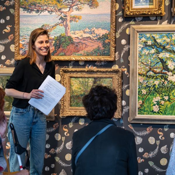 Medewerker van het Centraal Museum geeft rondleiding langs diverse schilderijen Medewerker van het Centraal Museum geeft rondleiding langs diverse schilderijen