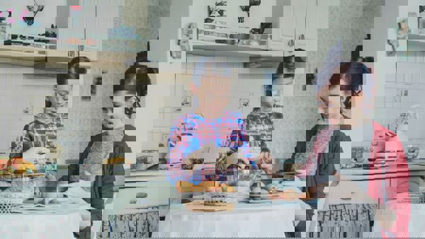 Een kind bakt met haar moeder Een kind bakt met haar moeder