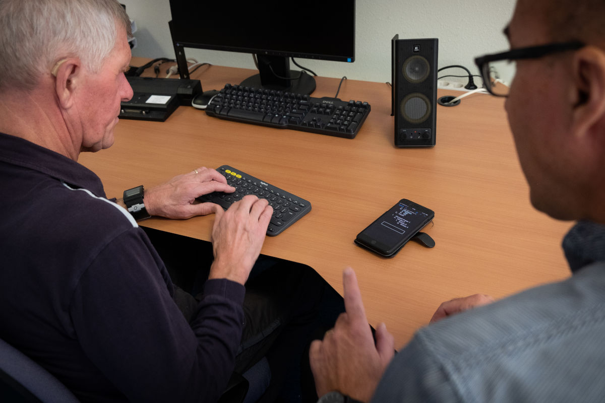 Man krijgt computer training