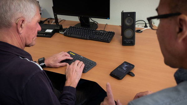 Man krijgt computer training Man krijgt computer training