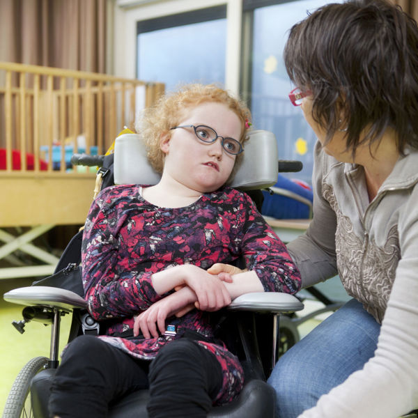 Meisje in rolstoel geniet van een voetenbadje onder begeleiding van een Visio-medewerker Visio-Haren-kind-jeugd-De-Heukelom-vvb-voetenbadje.jpg
