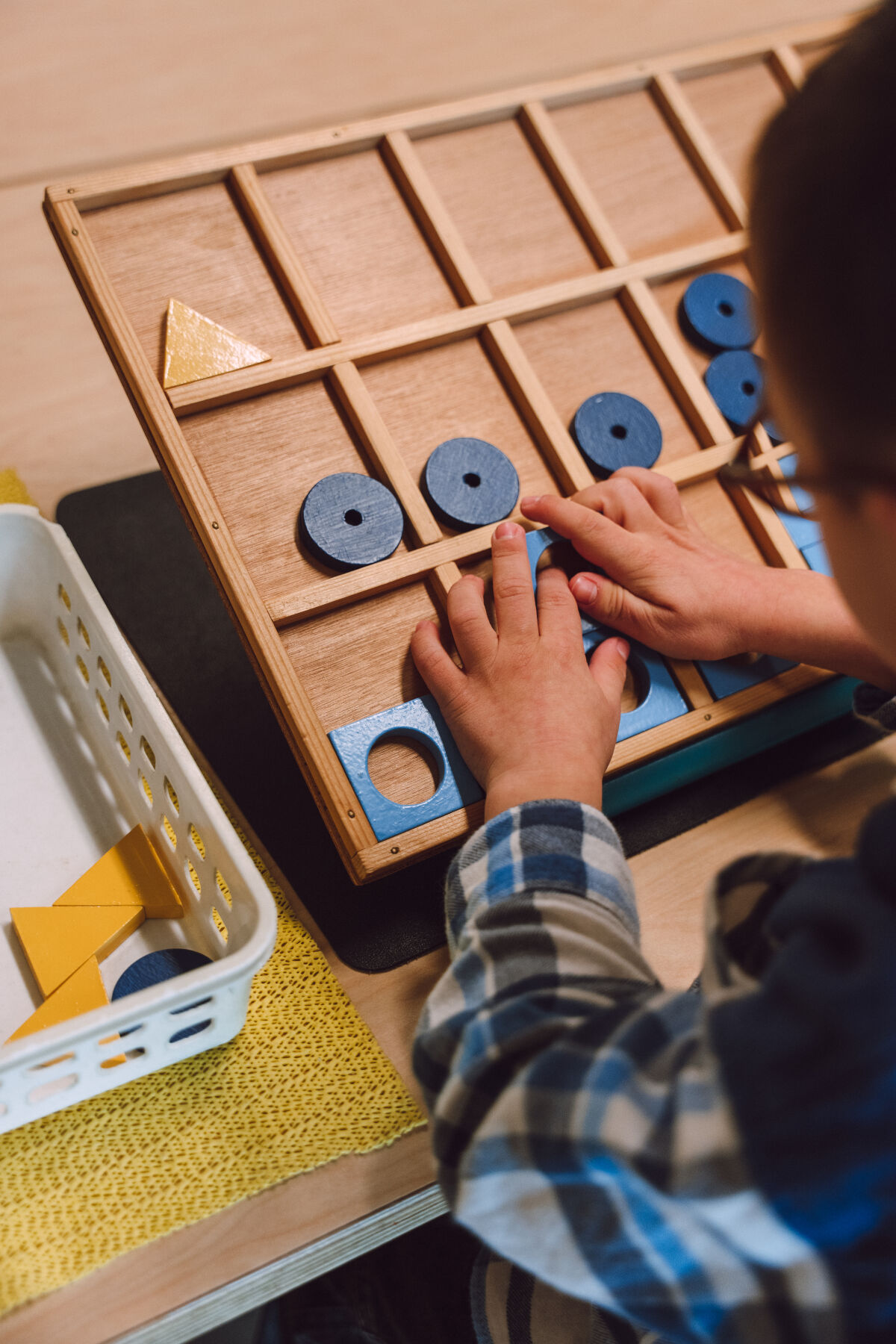 Kind speelt een tastspel