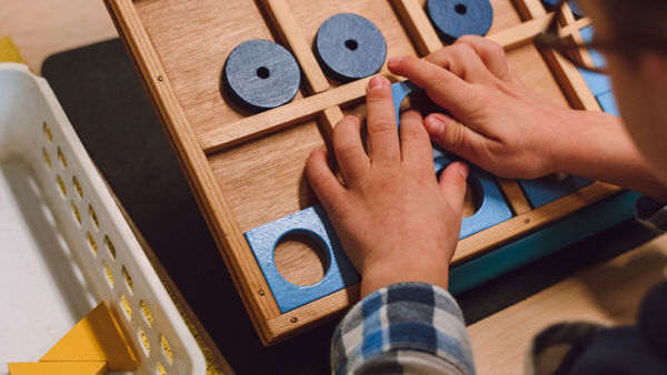 Kind speelt een tastspel Kind speelt een tastspel