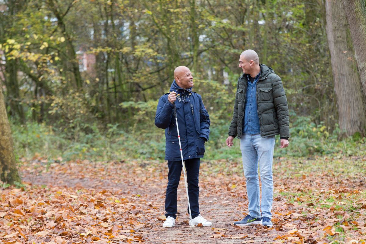 Header specialistische-begeleiding-naigel-de-lang-buiten-met-taststok-begeleider-bos (2).jpg