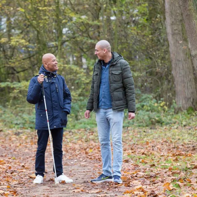 Header specialistische-begeleiding-naigel-de-lang-buiten-met-taststok-begeleider-bos (2).jpg Header specialistische-begeleiding-naigel-de-lang-buiten-met-taststok-begeleider-bos (2).jpg