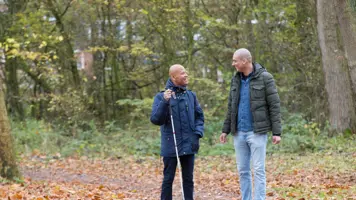 Header specialistische-begeleiding-naigel-de-lang-buiten-met-taststok-begeleider-bos (2).jpg Header specialistische-begeleiding-naigel-de-lang-buiten-met-taststok-begeleider-bos (2).jpg