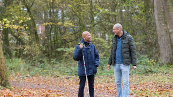 Header specialistische-begeleiding-naigel-de-lang-buiten-met-taststok-begeleider-bos (2).jpg Header specialistische-begeleiding-naigel-de-lang-buiten-met-taststok-begeleider-bos (2).jpg