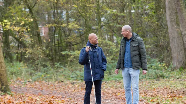 Header specialistische-begeleiding-naigel-de-lang-buiten-met-taststok-begeleider-bos (2).jpg Header specialistische-begeleiding-naigel-de-lang-buiten-met-taststok-begeleider-bos (2).jpg