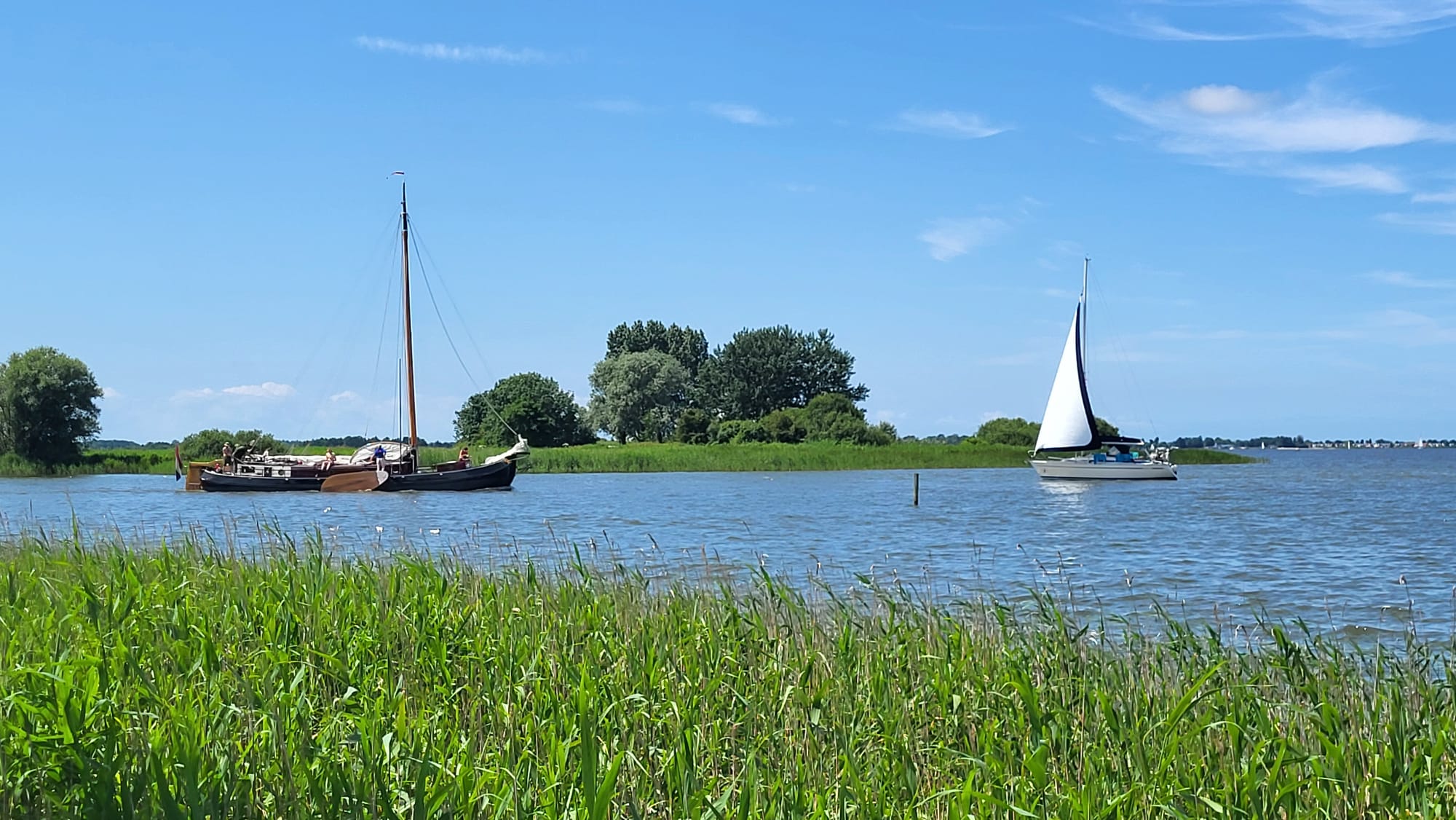 Zeilboten op het water in Friesland