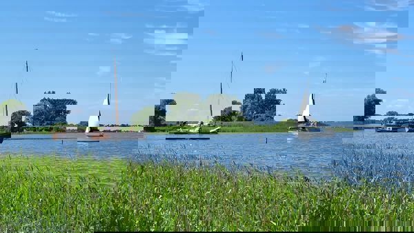 Zeilboten op het water in Friesland Zeilboten op het water in Friesland