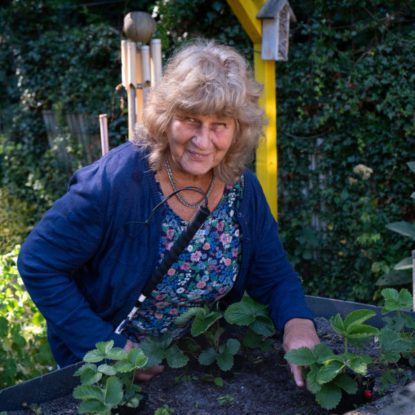 Cliënt bij Het Loo Erf werkt in moestuin. Cliënt bij Het Loo Erf werkt in moestuin.