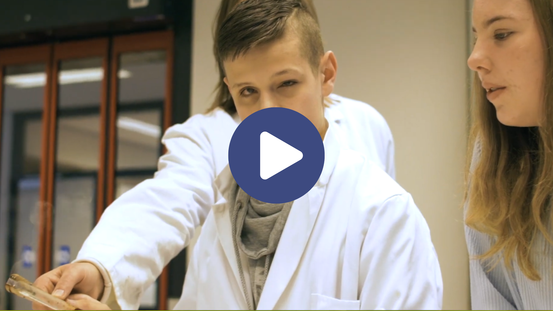 Klik op de afbeelding om de video over de Onderwijs Helpdesk te kijken.