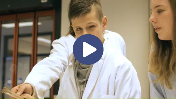 Klik op de afbeelding om de video over de Onderwijs Helpdesk te kijken. Klik op de afbeelding om de video over de Onderwijs Helpdesk te kijken.